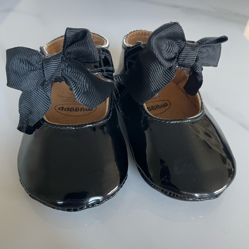 Myggpp baby girl black patent leather shoes. size 6-12m